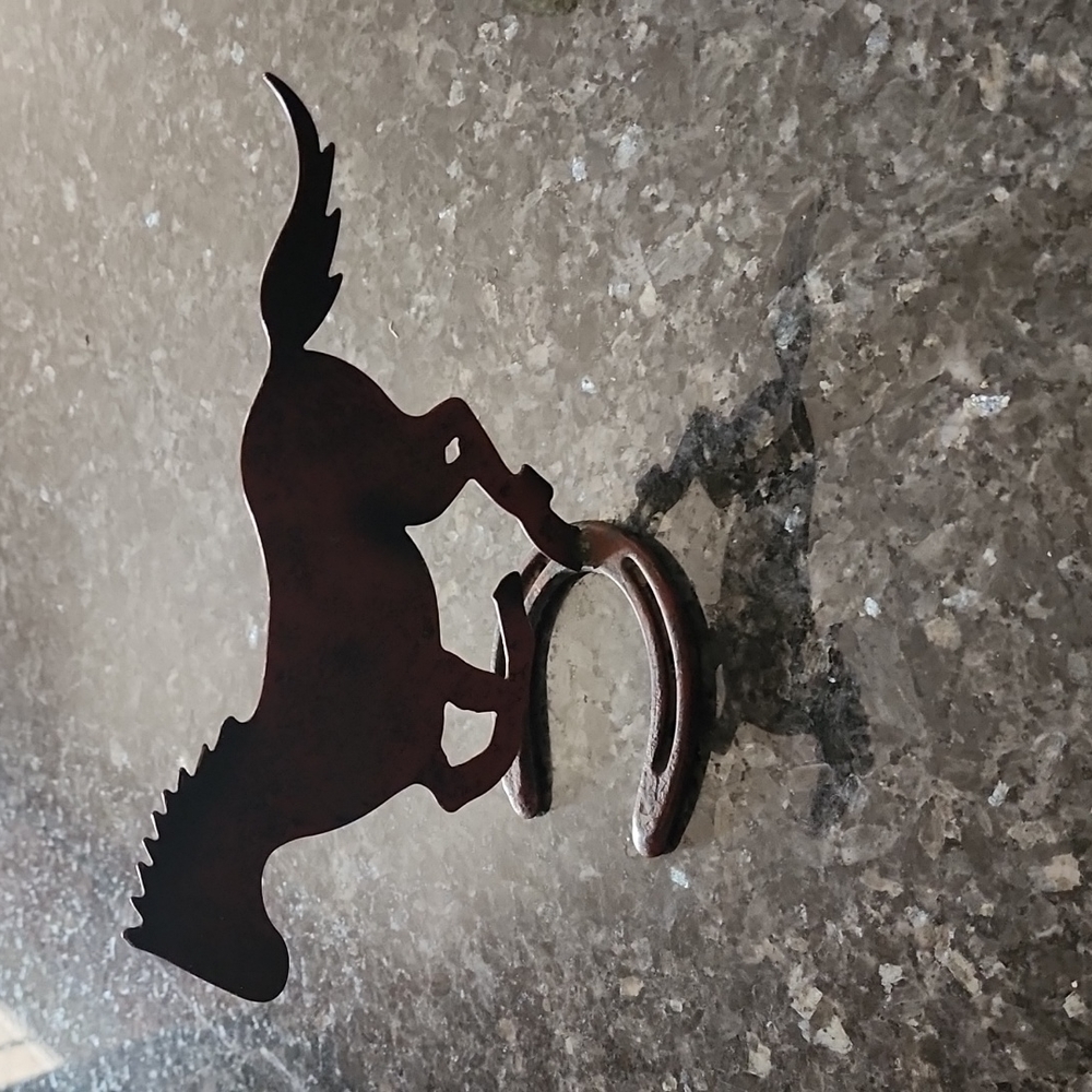 2 horse decorations. Super cute.